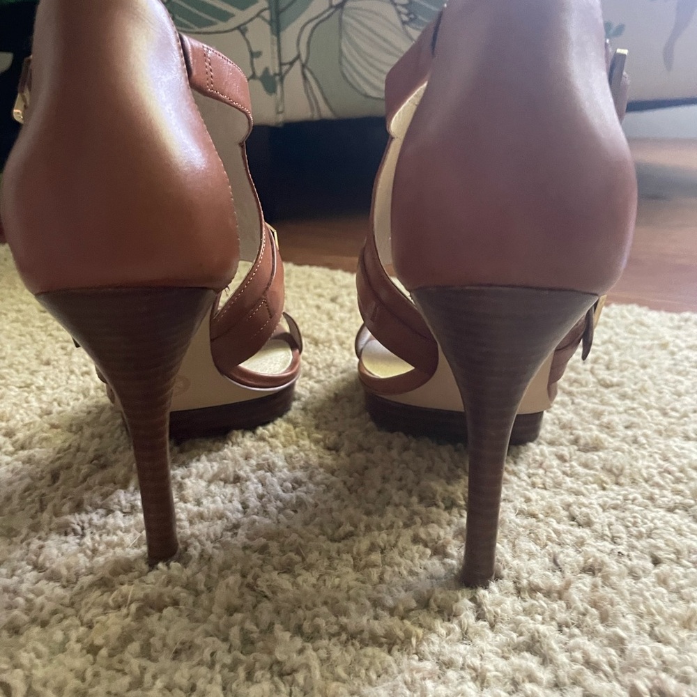 🎉Host Pick🎉 Michael Kors caramel Strappy Sandals with Gold Accents - Picture 4 of 5